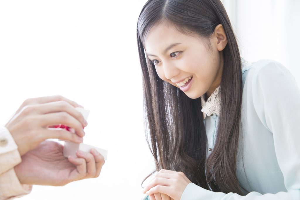 「彼女を喜ばせたい!」想いを届けるステキなプレゼント!おすすめアイテム25選