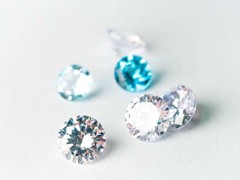 ホワイトダイヤとブルーダイヤ/こちらの記事では、最近海外セレブを中心に人気が高まってきている人工ダイヤモンド（ラボグロウンダイヤモンド）について解説しおすすめのジュエリーブランドを紹介しています。