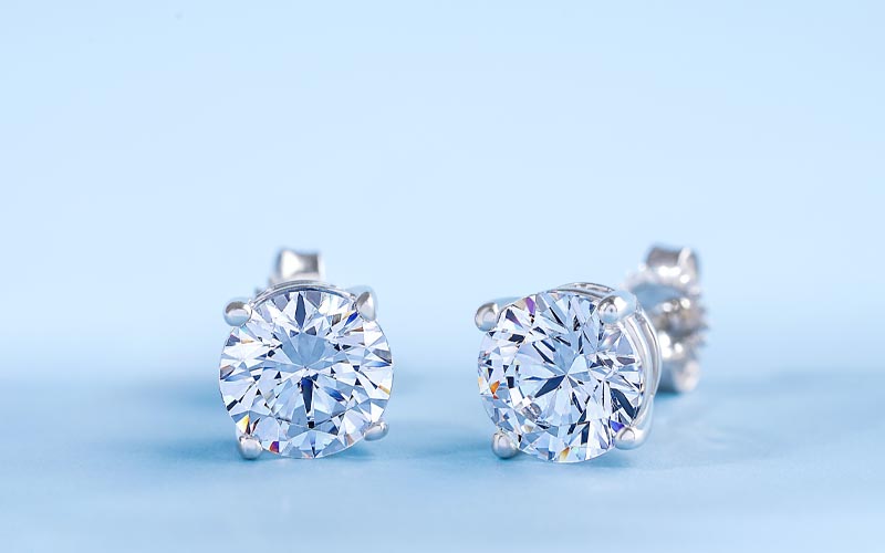 光り輝く人工ダイヤモンド（ラボグロウンダイヤモンド）/こちらの記事では、最近海外セレブを中心に人気が高まってきている人工ダイヤモンド（ラボグロウンダイヤモンド）について解説しおすすめのジュエリーブランドを紹介しています。