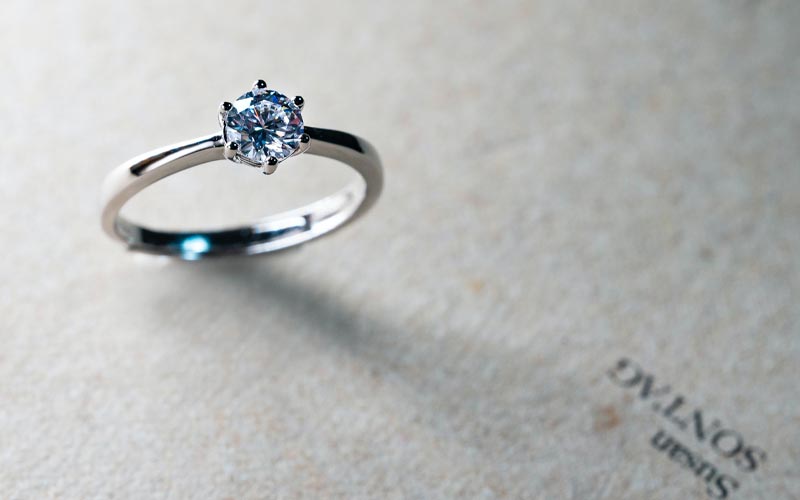 ダイヤモンドの指輪の画像/こちらの記事では、最近海外セレブを中心に人気が高まってきている人工ダイヤモンド（ラボグロウンダイヤモンド）について解説しおすすめのジュエリーブランドを紹介しています。